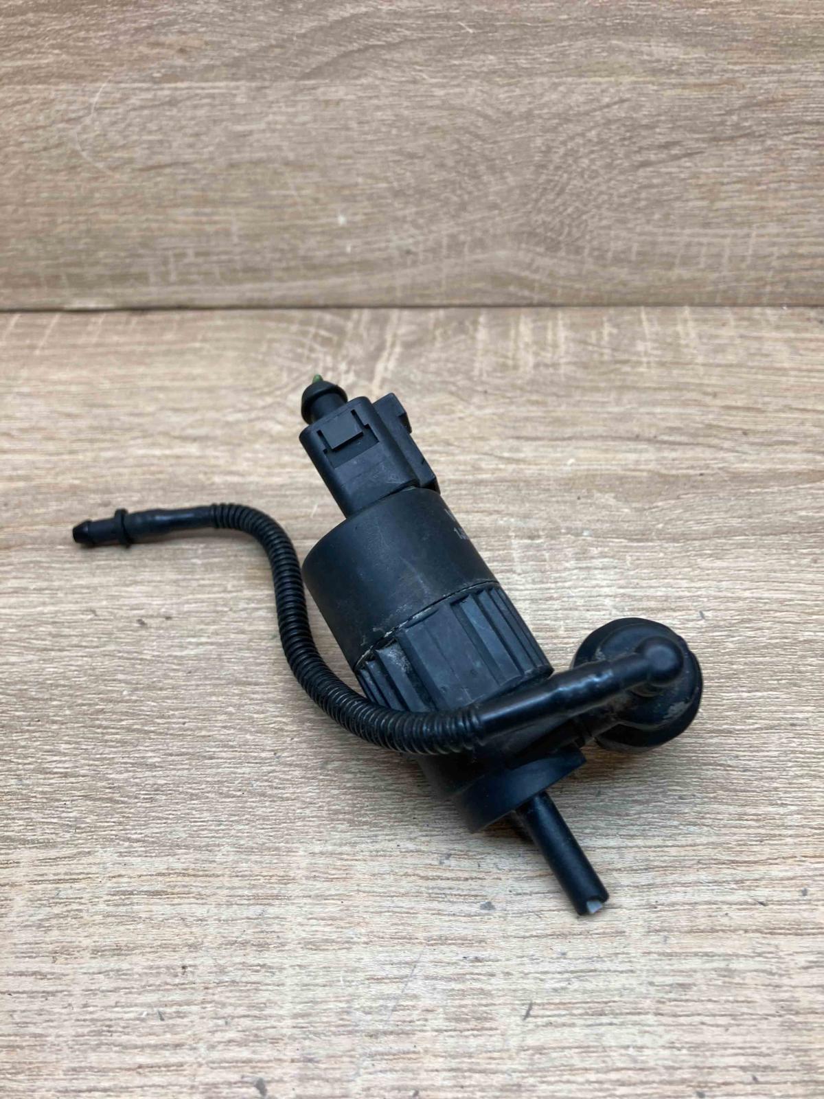 1J6955651  With Plug Windscreen/windshield washer pump Volkswagen Touareg I