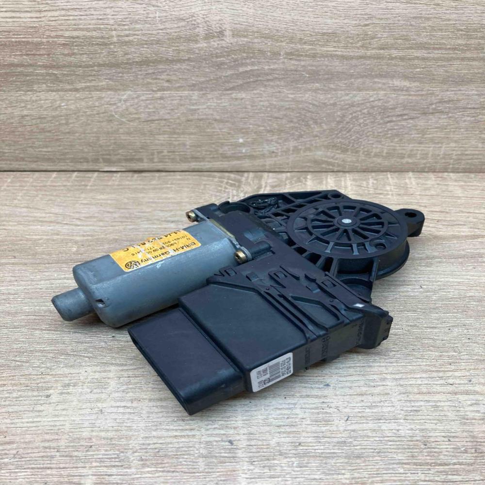 1J4959811C   Rear door window regulator motor Volkswagen Bora