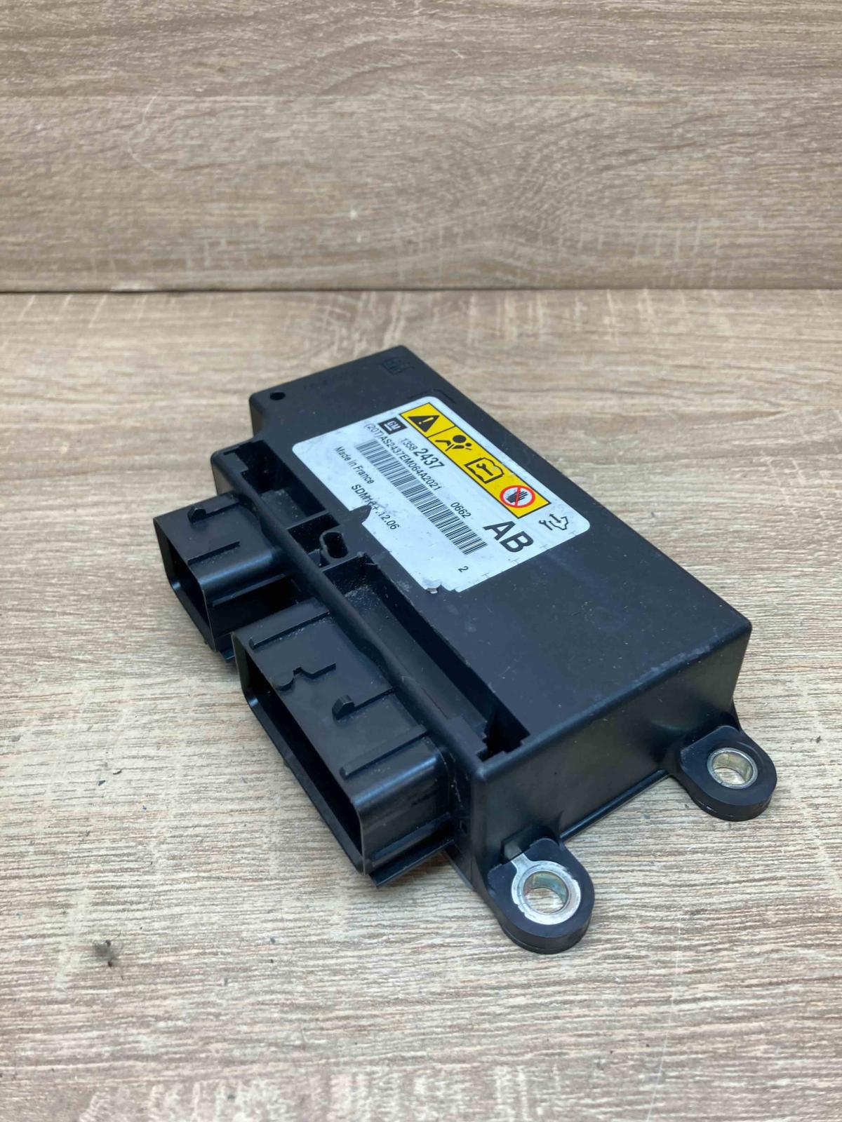 13582437 AS2437EM064A2021  Airbag control unit/module Opel Zafira C