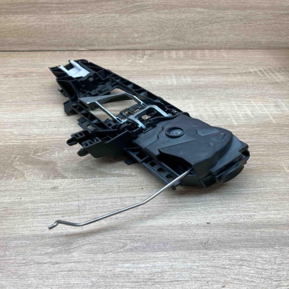 A0997601402   Front door exterior handle/bracket Mercedes-Benz A W177