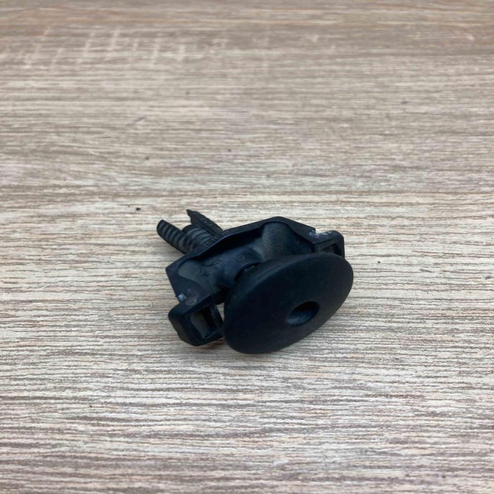 A2115040059   Radiator mount bracket Mercedes-Benz E W211
