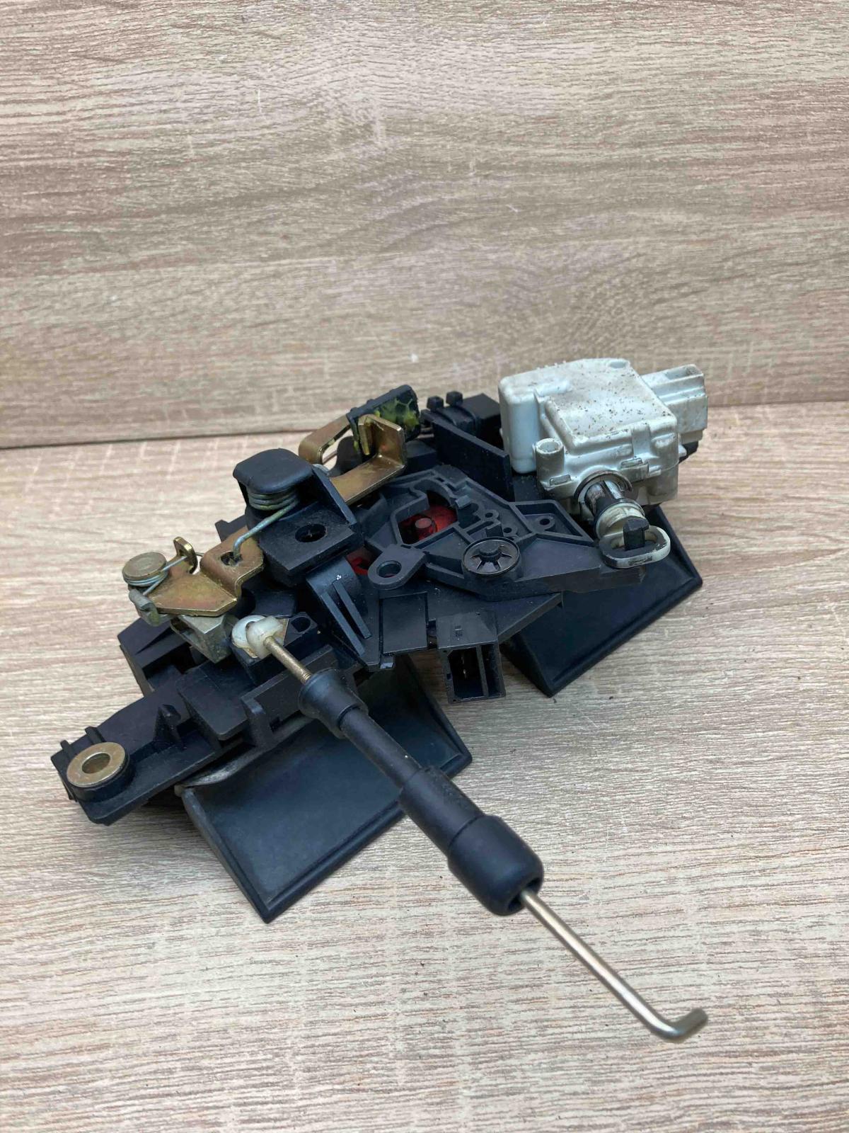 8D9827565H 4B0827565H  Tailgate/trunk/boot lock/catch/latch Audi A6 S6 C5 4B