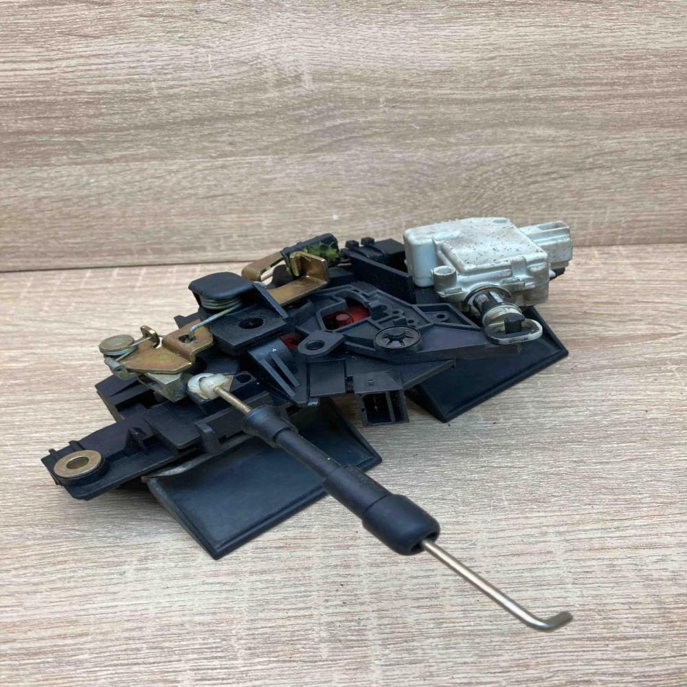 8D9827565H 4B0827565H  Tailgate/trunk/boot lock/catch/latch Audi A6 S6 C5 4B