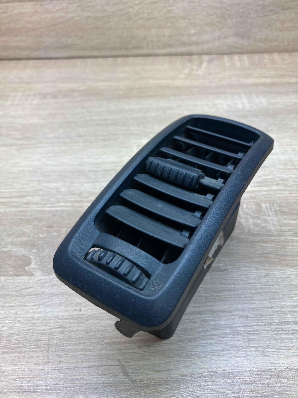 136S150   Dash center air vent grill Renault Trafic I