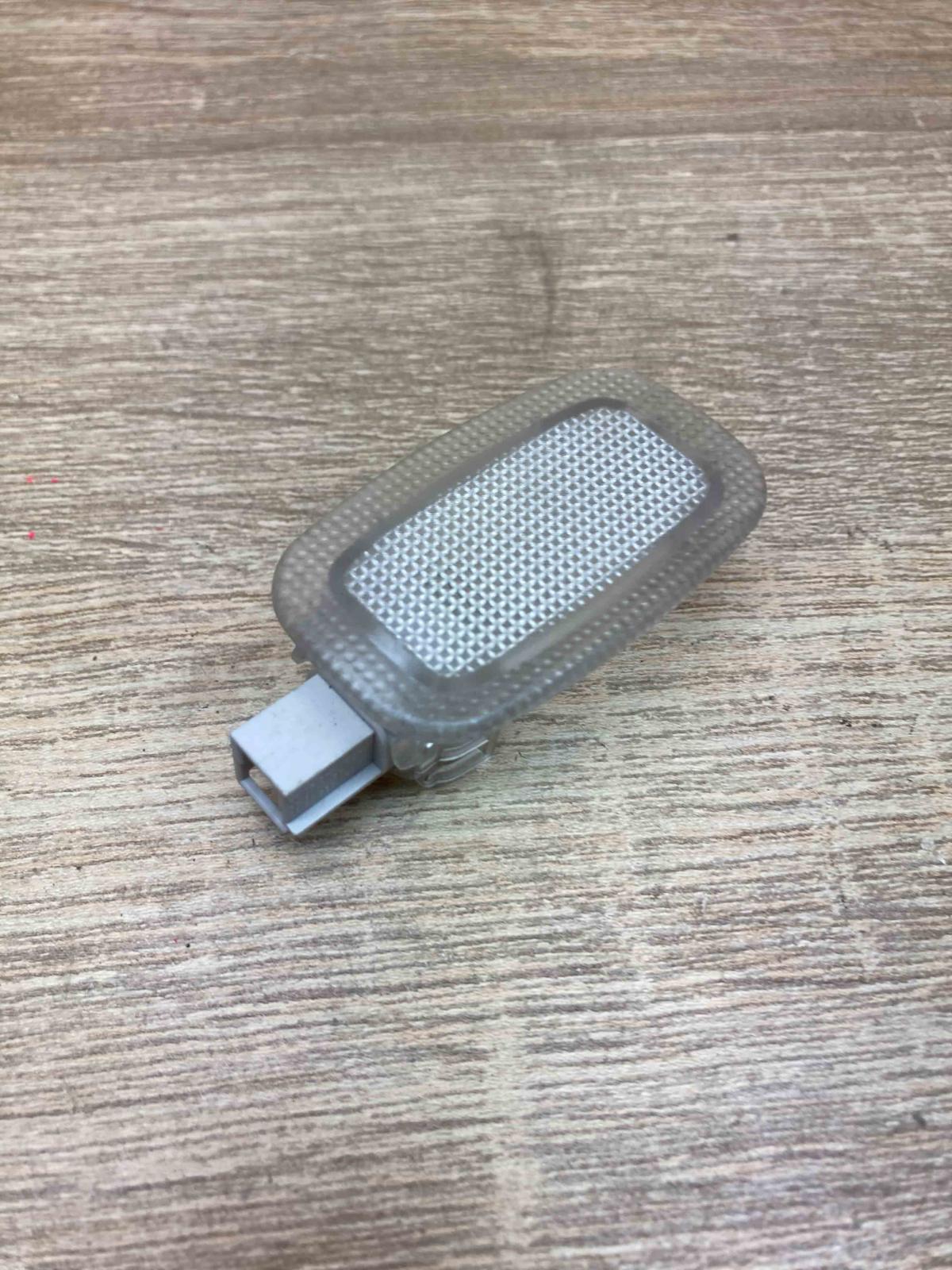 A2218200401   Other interior light Mercedes-Benz S W221