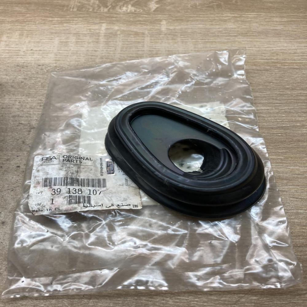 39138107 888930356  Steering wheel column trim Opel Astra G