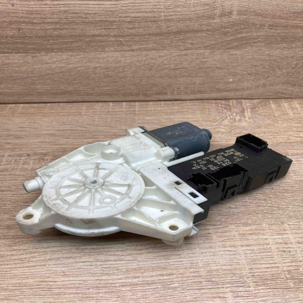 1137328125 994 422 104  Front door window regulator motor Peugeot 407
