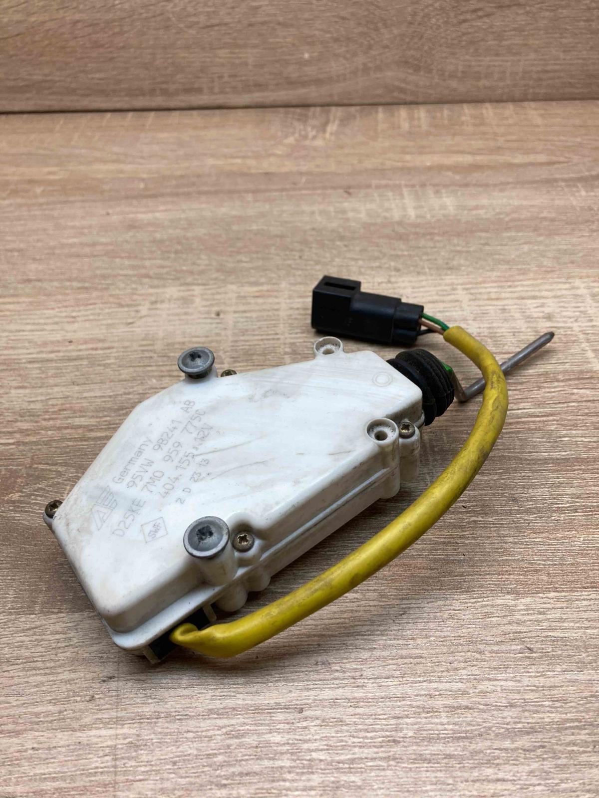 7M0959775C 95VW9B241AB  Fuel tank cap lock motor Volkswagen Sharan