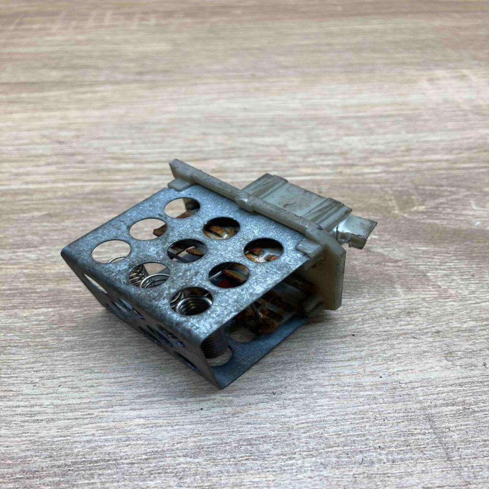 93381   Heater blower motor/fan resistor Peugeot 407