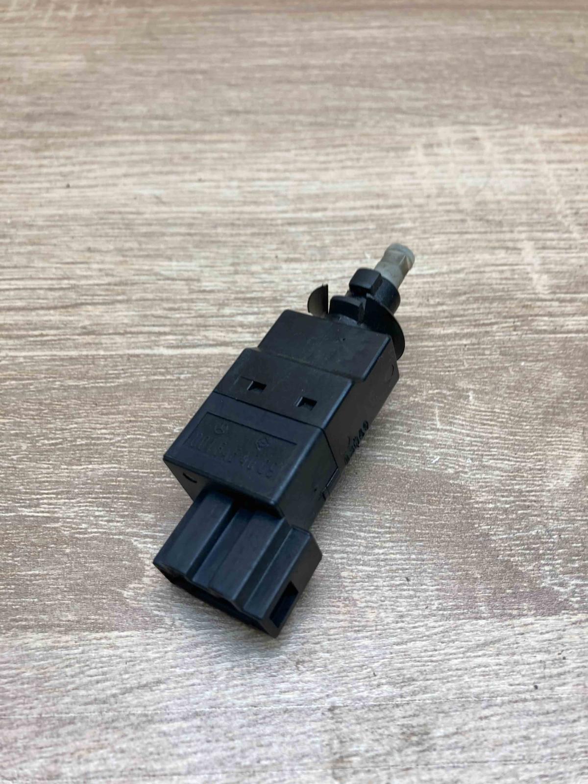 0015454009   Brake pedal sensor switch Mercedes-Benz E W211