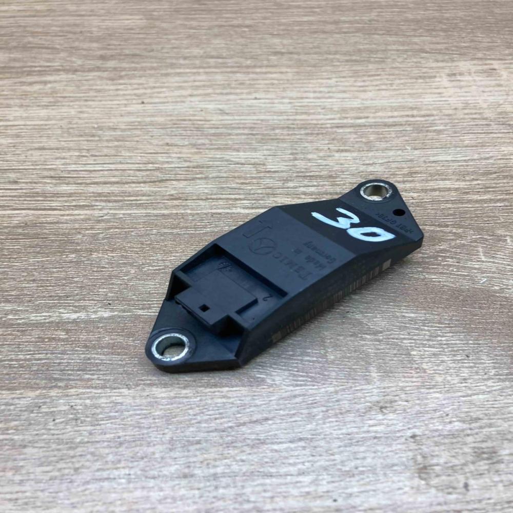 A0018209326 25571179A4  Airbag deployment crash/impact sensor Mercedes-Benz E W2