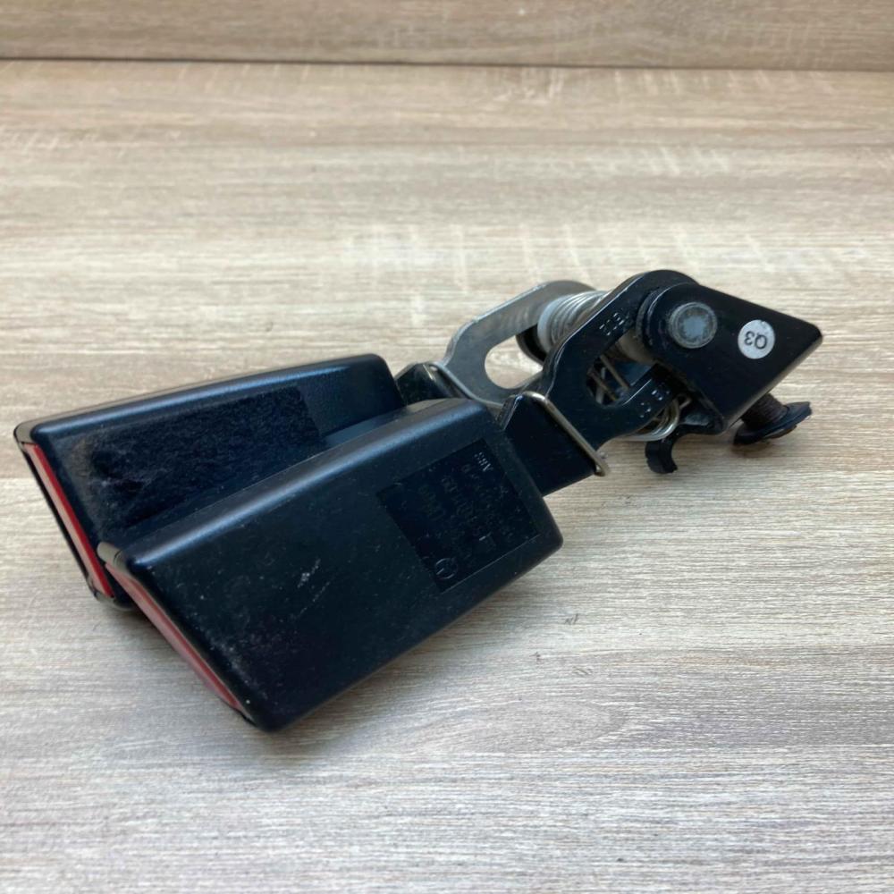 A2118600869 0516Q302  Middle seatbelt buckle (rear) Mercedes-Benz E W211