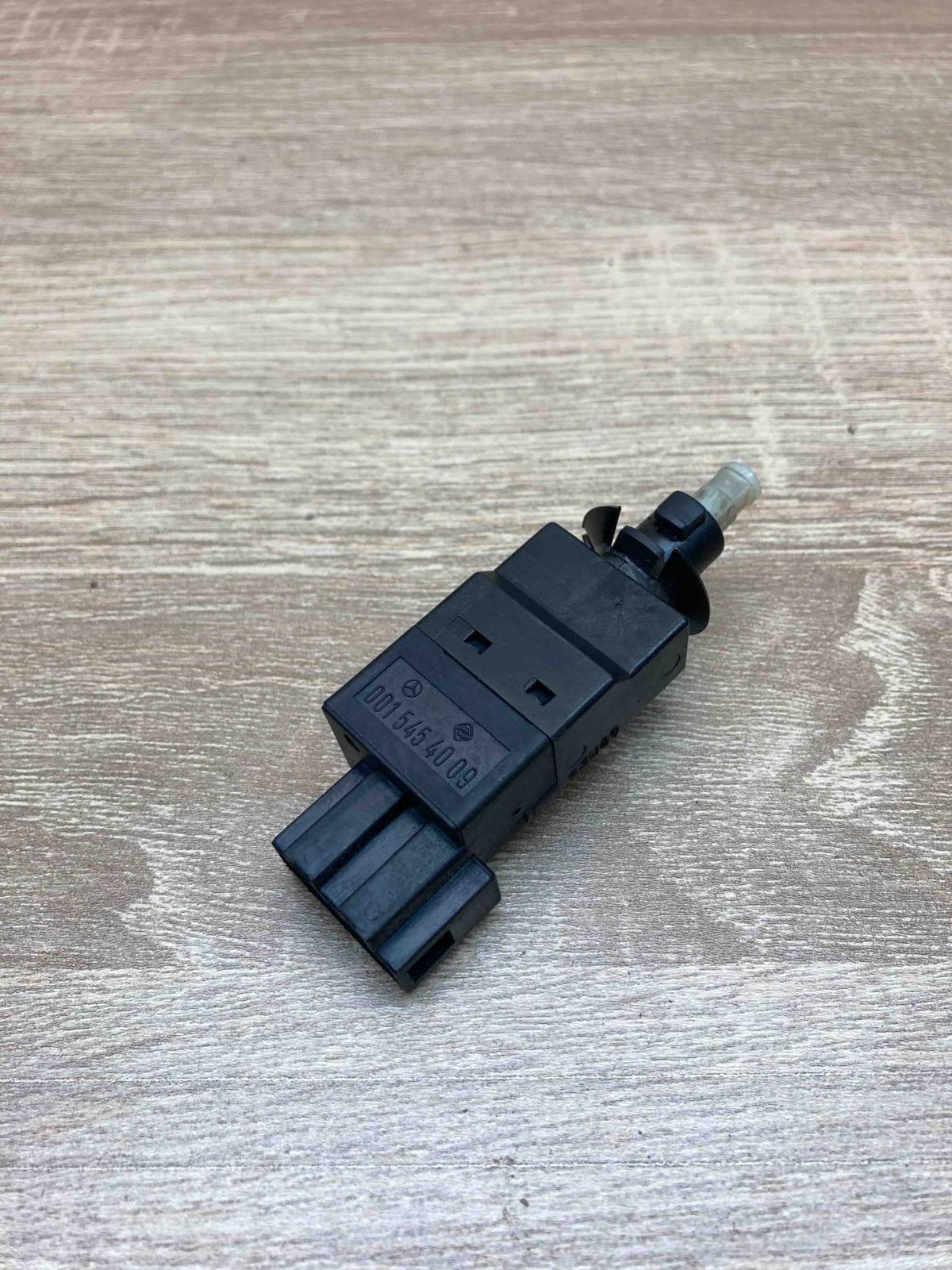 0015454009   Brake pedal sensor switch Mercedes-Benz E W211