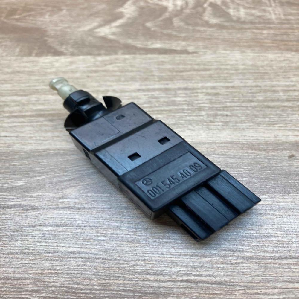 0015454009   Brake pedal sensor switch Mercedes-Benz E W211