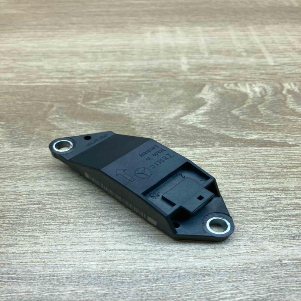 A0018209326 25571179A4  Airbag deployment crash/impact sensor Mercedes-Benz E W2