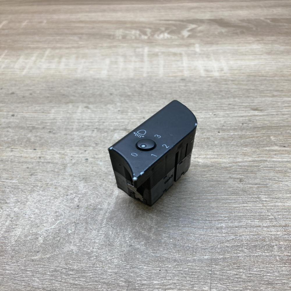 8E1919094   Headlight level height control switch Audi A4 S4 B6 8E 8H