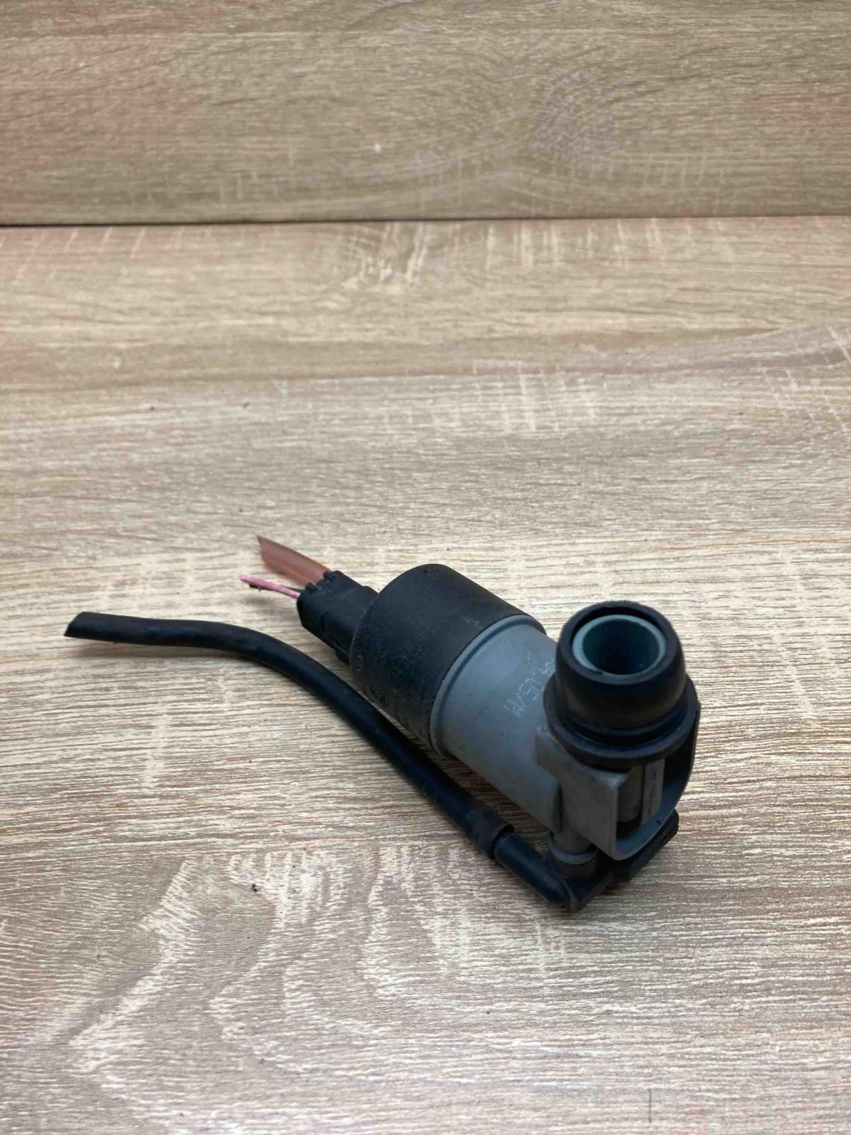 w  With Plug Windscreen/windshield washer pump Peugeot 308