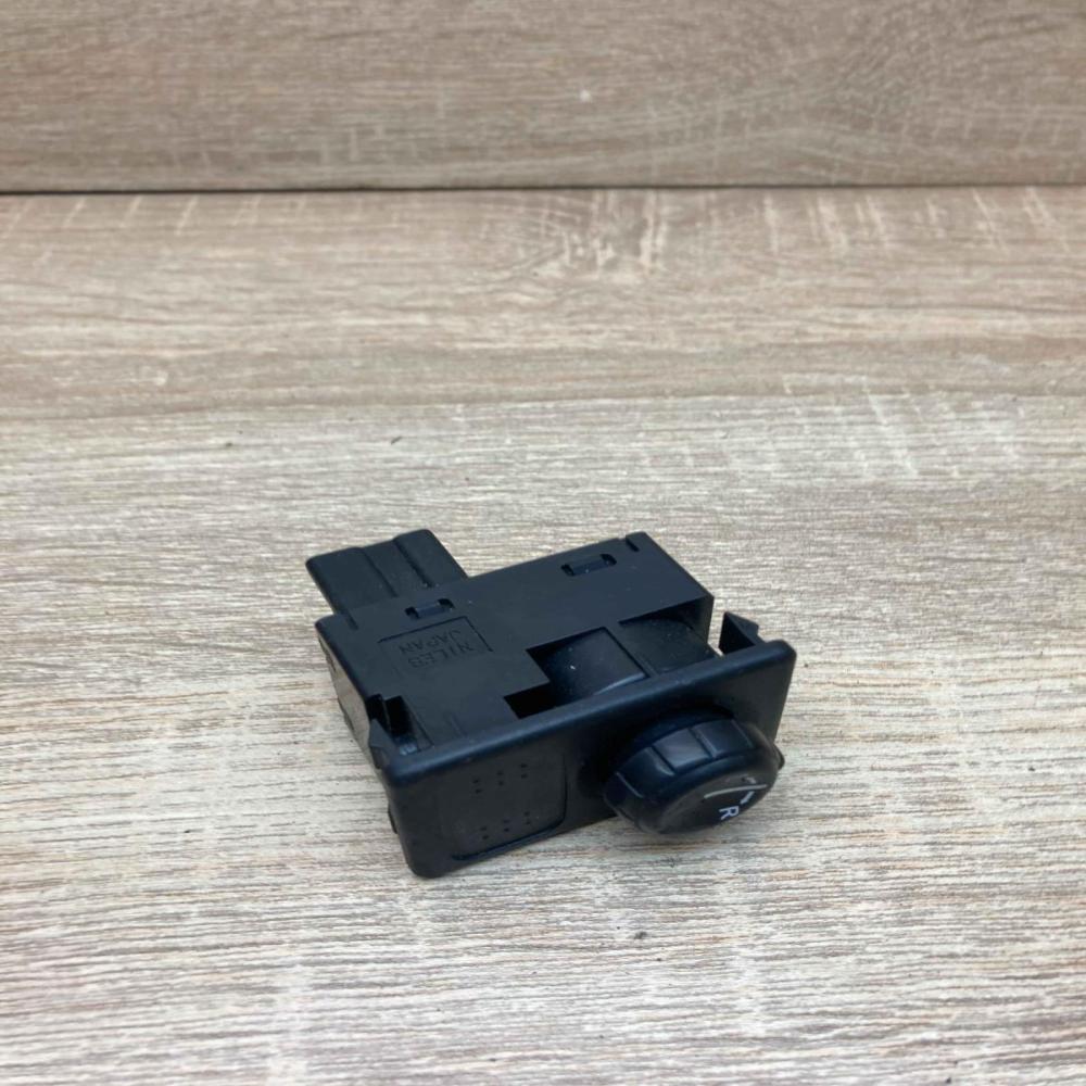 Nissan Mirror Control Switch   Wing mirror switch Nissan Almera Tino