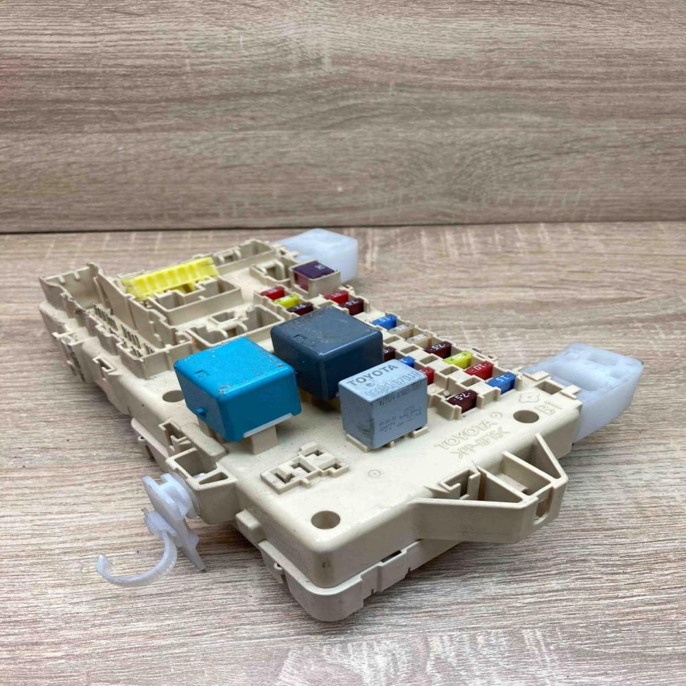 89221 0F010   Fuse module Toyota Corolla Verso AR10