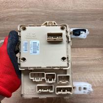 89221 0F010   Fuse module Toyota Corolla Verso AR10