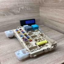 89221 0F010   Fuse module Toyota Corolla Verso AR10