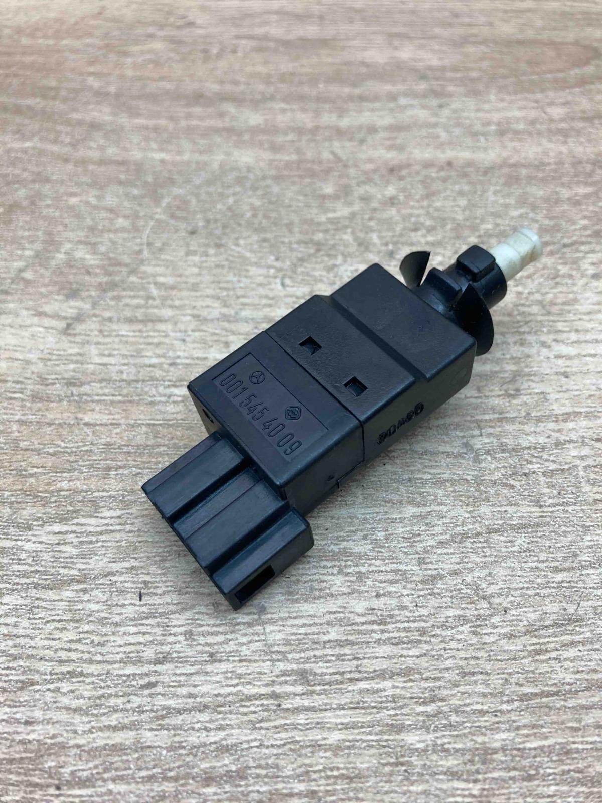 0015454009   Brake pedal sensor switch Mercedes-Benz E W211
