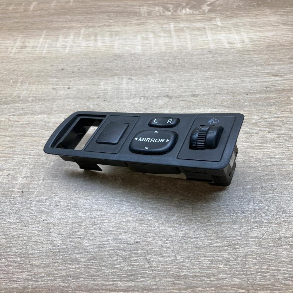 183574 777663  Wing mirror switch Toyota Avensis T250