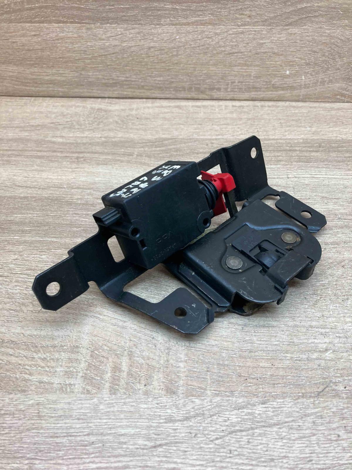 7057364   Tailgate/trunk/boot lock/catch/latch BMW 3 E46