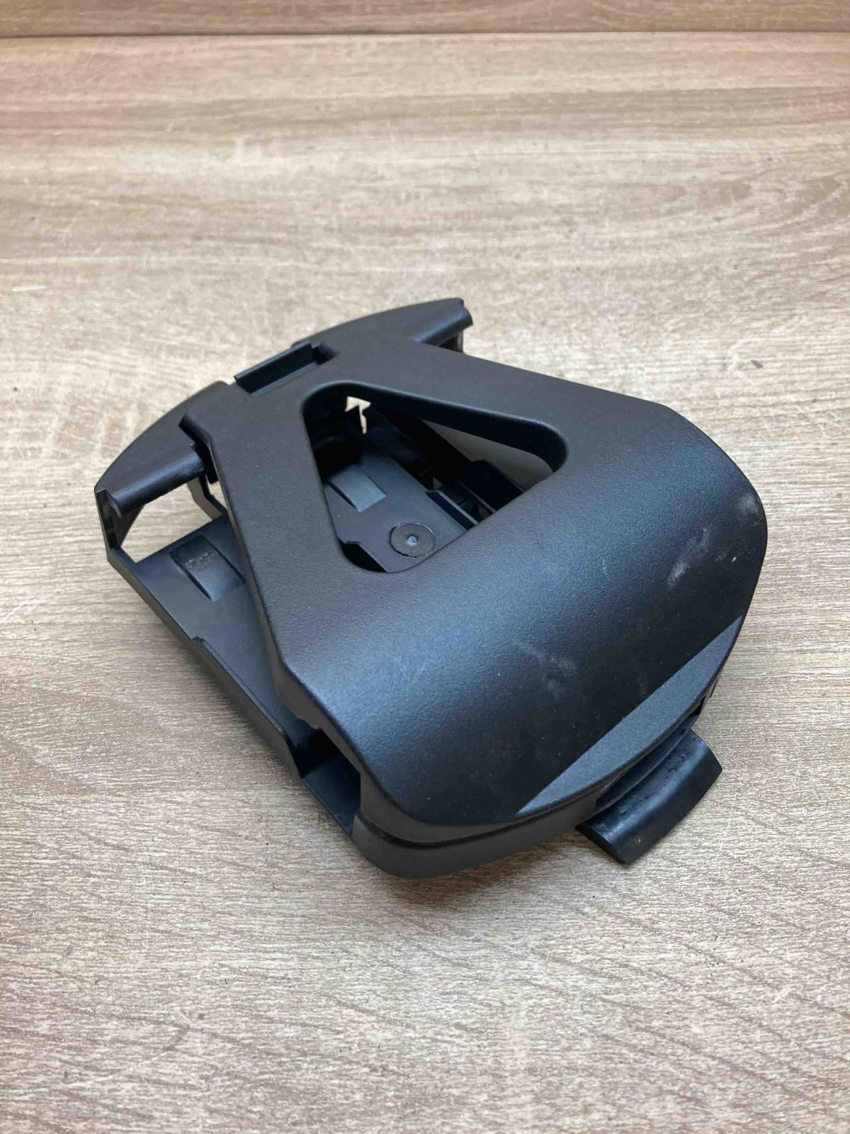 A2048900114   Hazard Warning Triangle Mounting Bracket Mercedes-Benz C W204