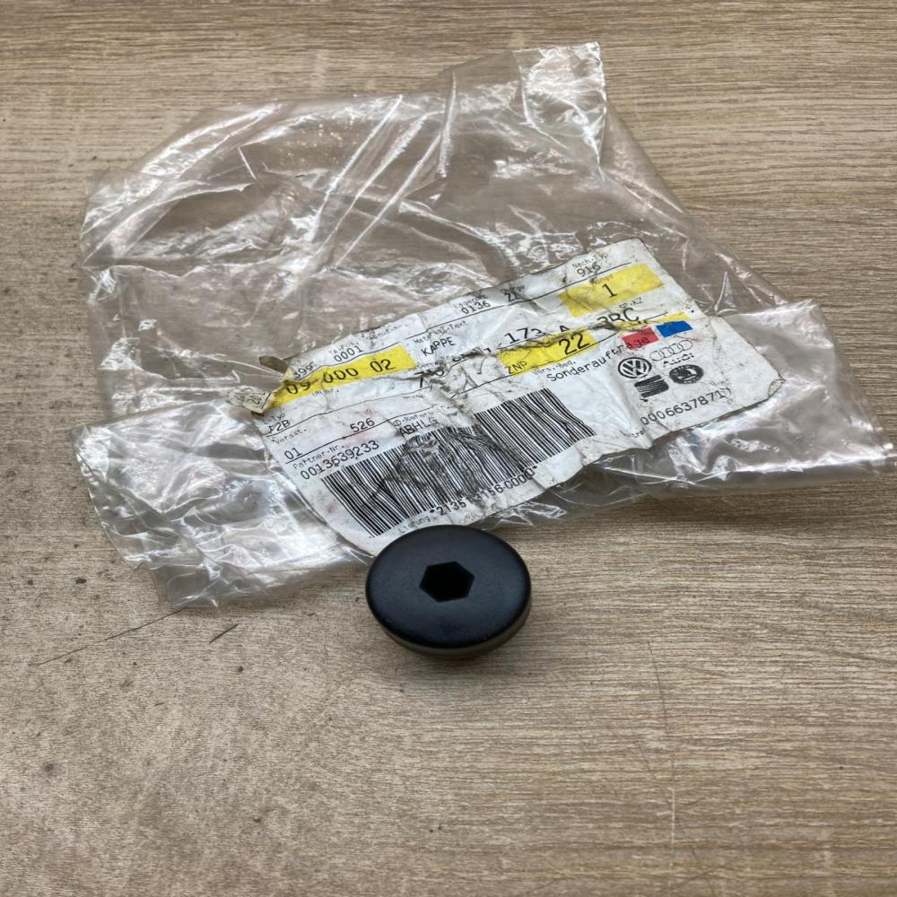 7D0601173A   Wheel nut cap/cover Volkswagen Transporter - Caravelle T4