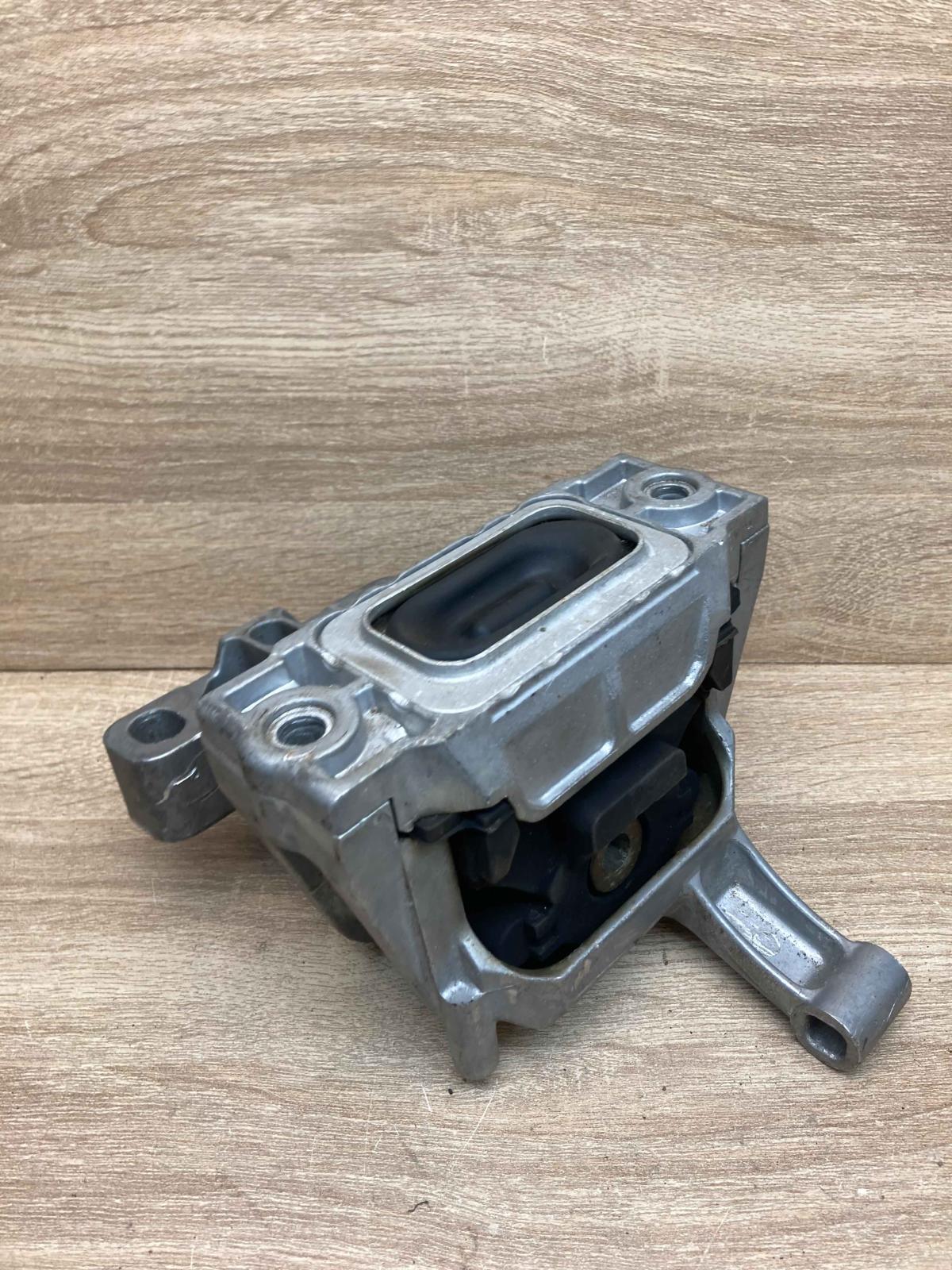 5N0199262M   Engine mount bracket Volkswagen Tiguan