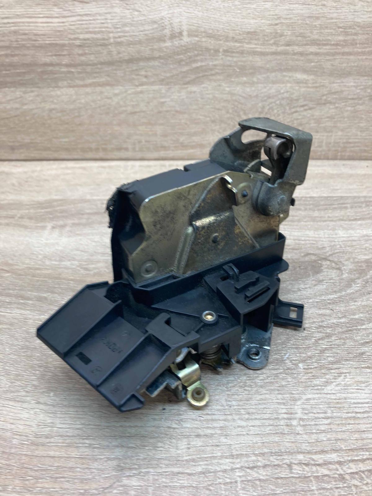 8125604   Tailgate/trunk/boot lock/catch/latch BMW 3 E46