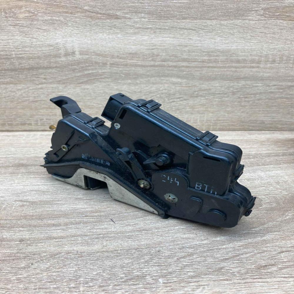 244 BTR   Front door lock BMW 3 E46