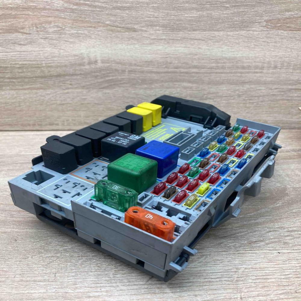 24412497 24431677  Fuse module Opel Astra G
