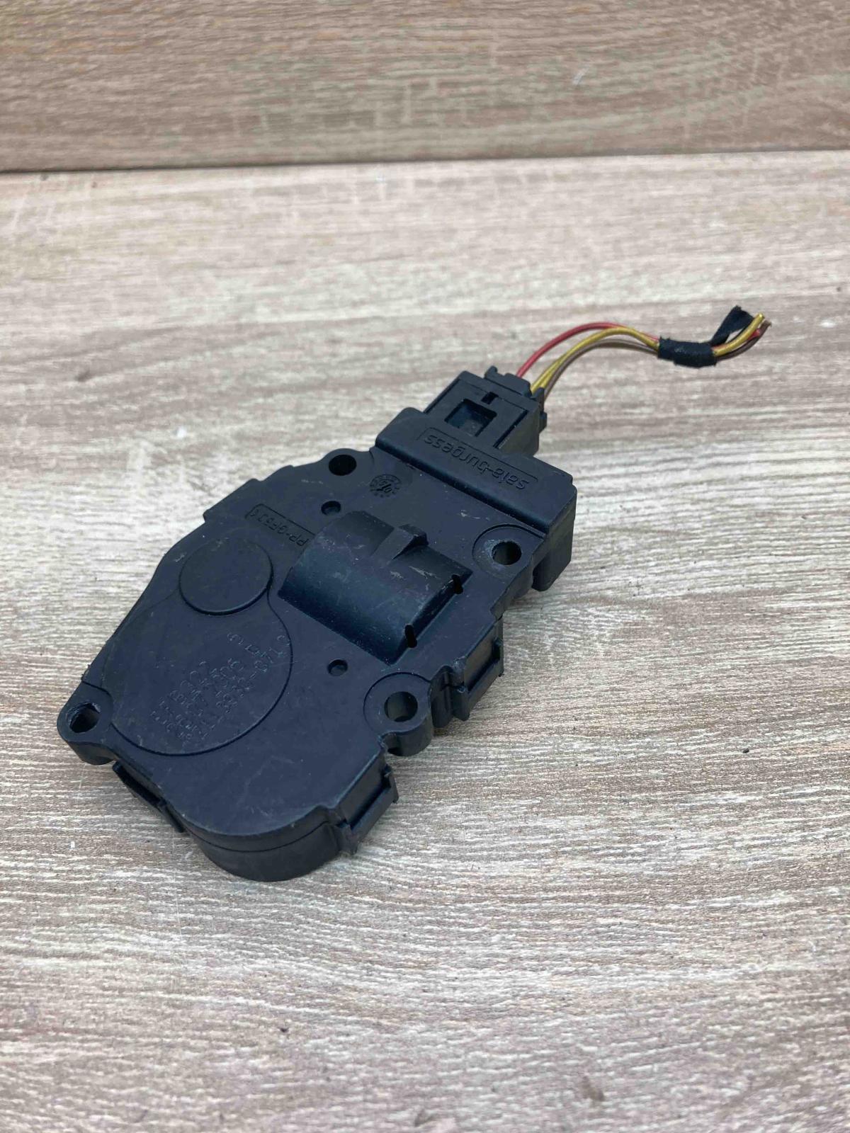 CZ113930 0710 260725005b With Plug Air flap motor/actuator BMW 1 E81 E87