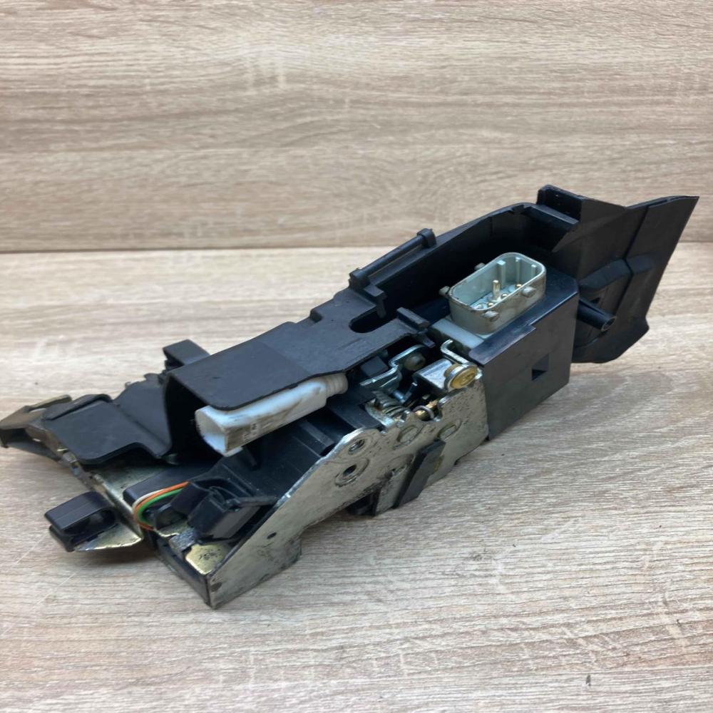 8352165 8235120  Rear door lock BMW 7 E38