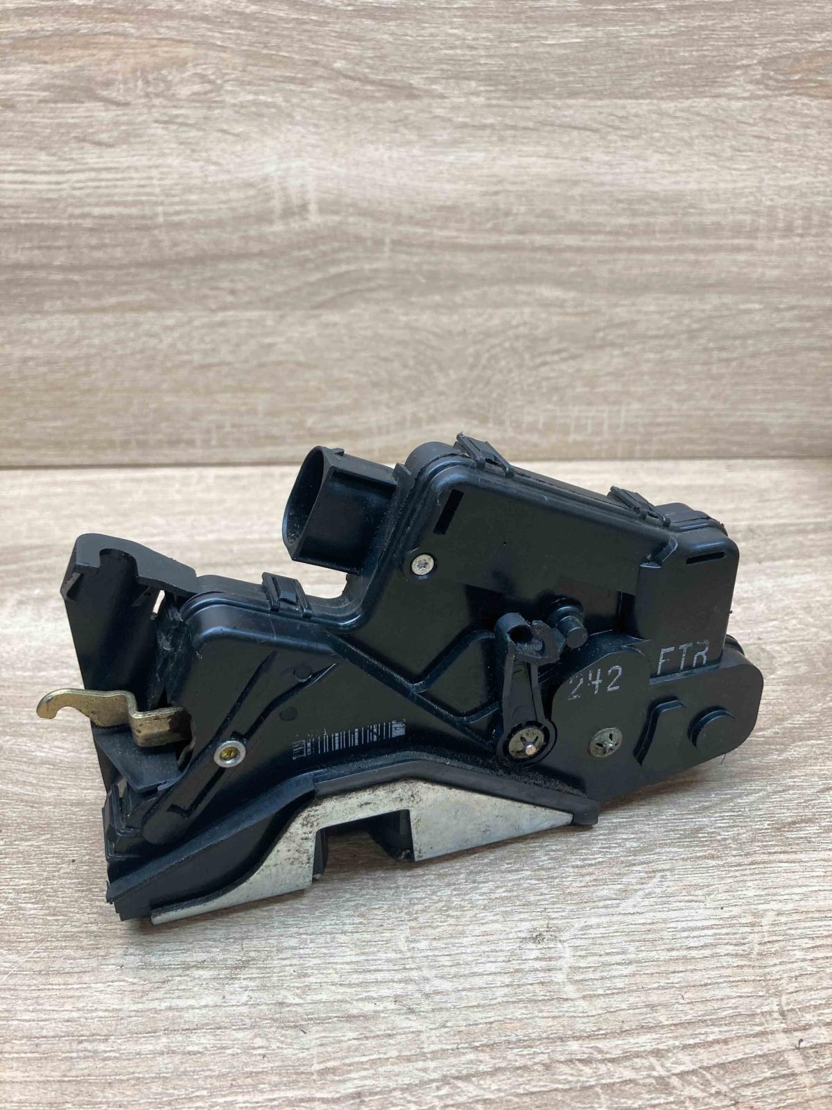 242FTR  Front RH Front door lock BMW 3 E46