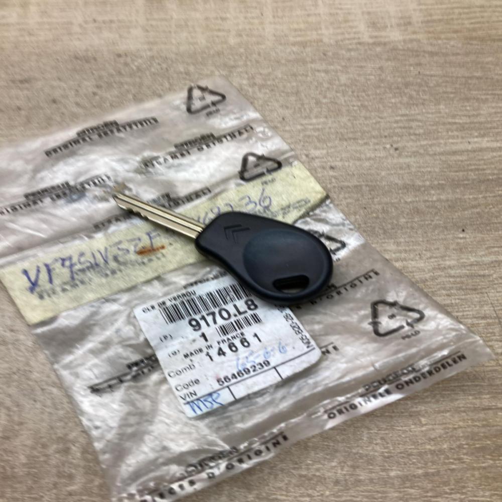 9170L8 9170 L8  Ignition key/card Citroen Saxo