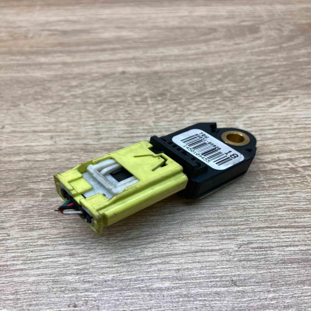 89831 05020  With Plug Airbag deployment crash/impact sensor Toyota Verso