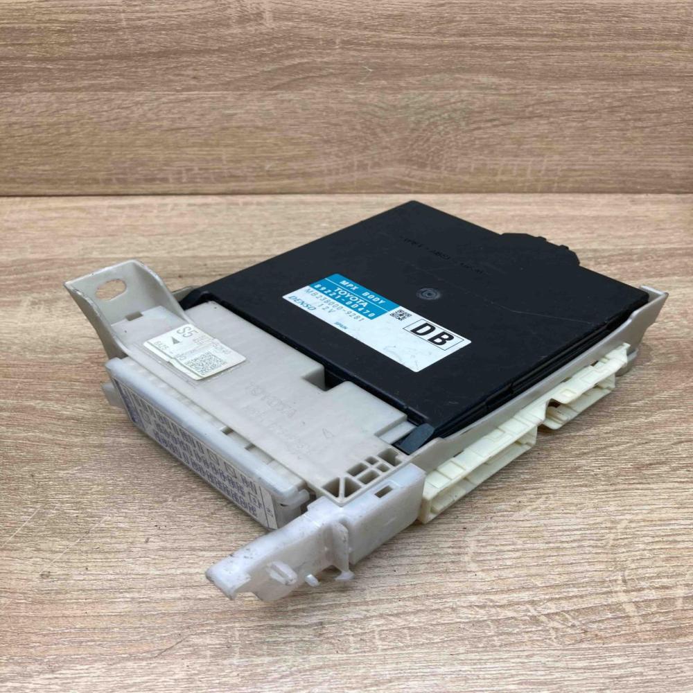 89221 0D470 8270 52K40  Comfort/convenience module Toyota Yaris