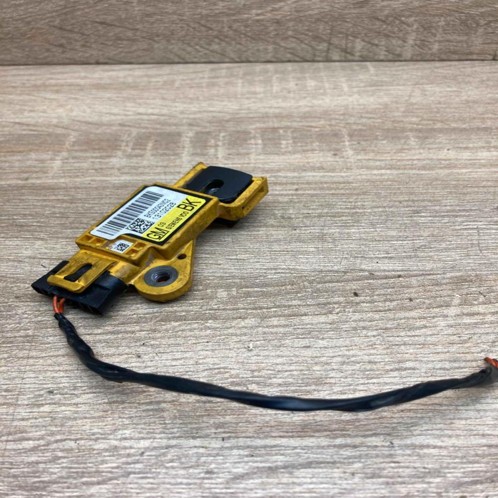13102028  With Plug Airbag deployment crash/impact sensor Opel Signum