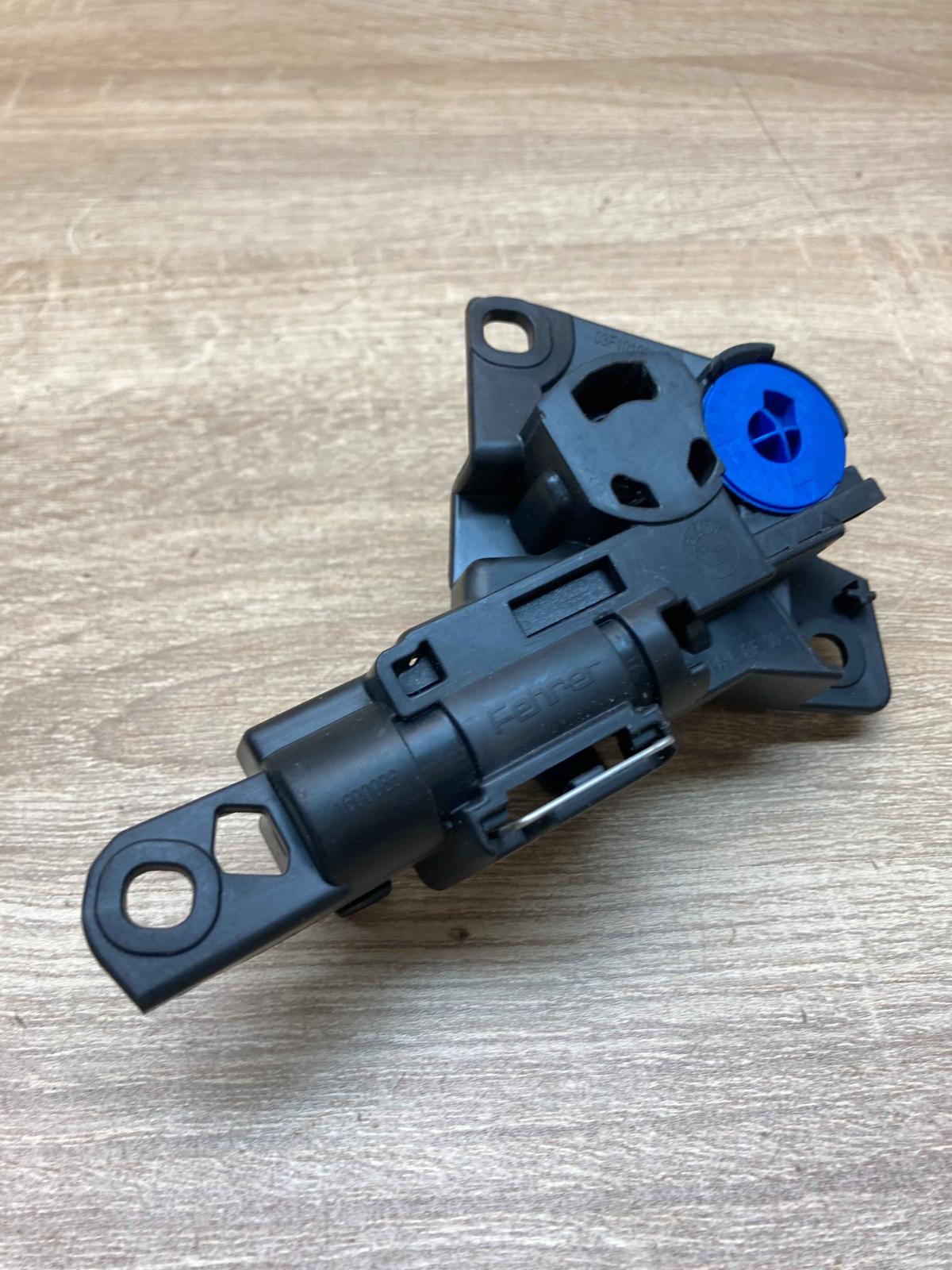 1600086   Glove box lock BMW 5 F10 F11