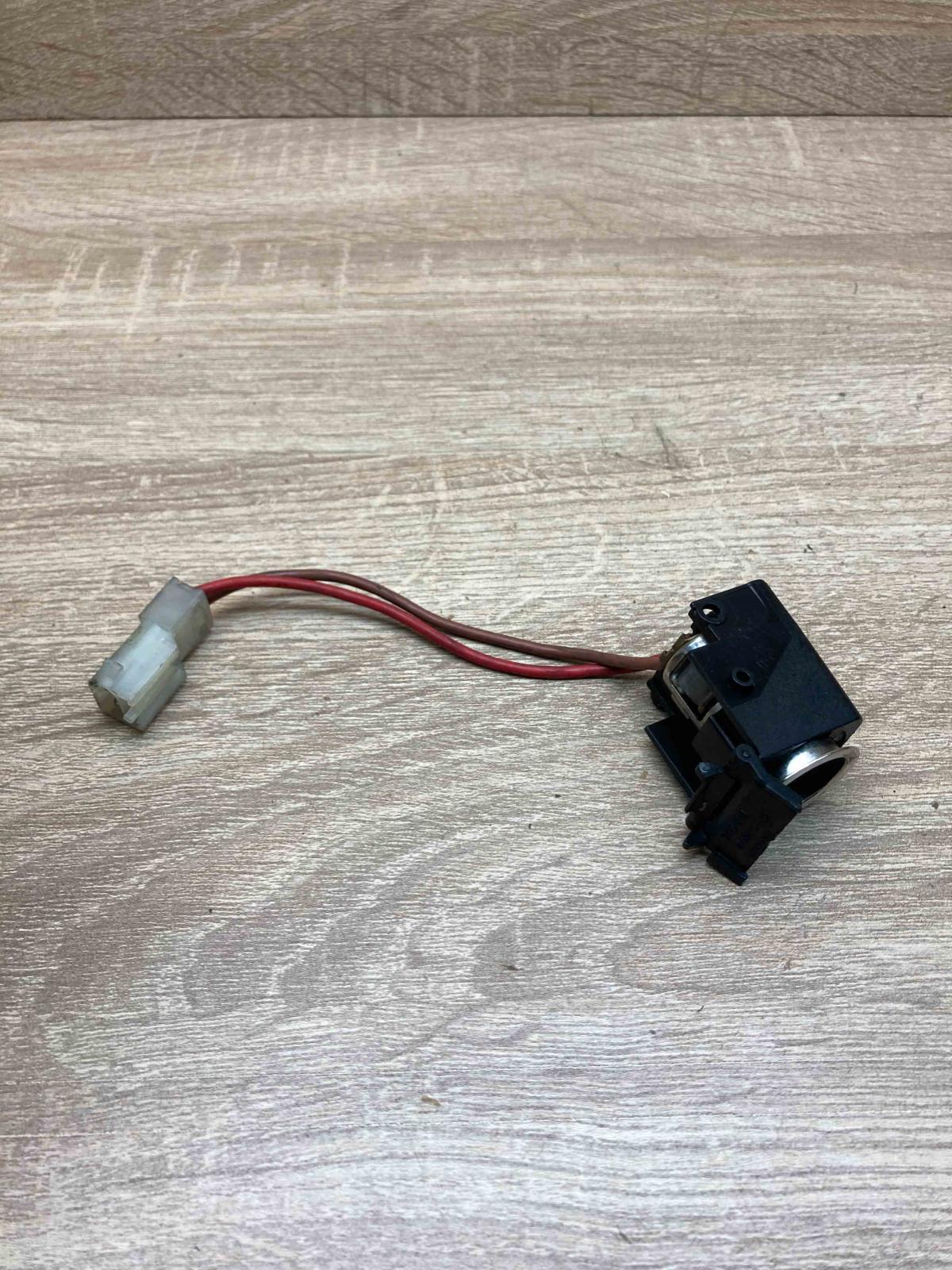 31425 0300   12 V Socket (front) BMW 5 E60 E61