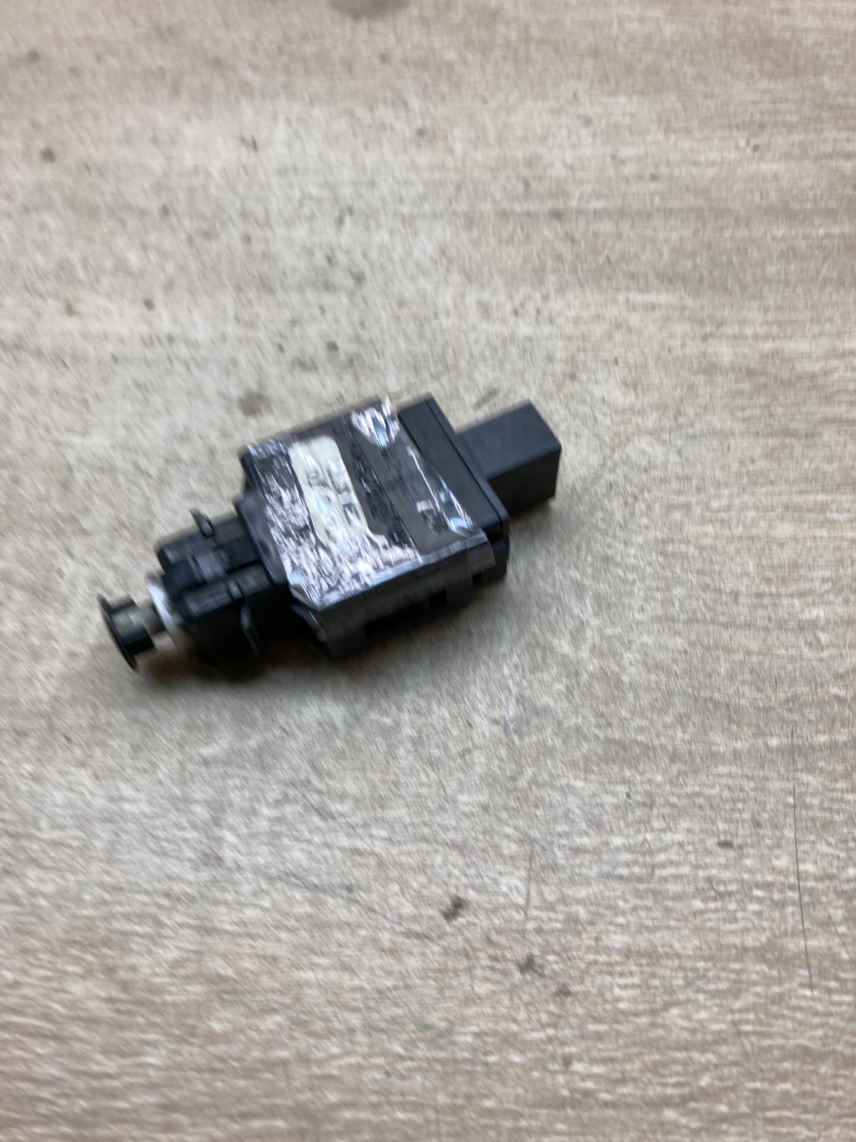 9442070 99W073  Brake pedal sensor switch Volvo S80