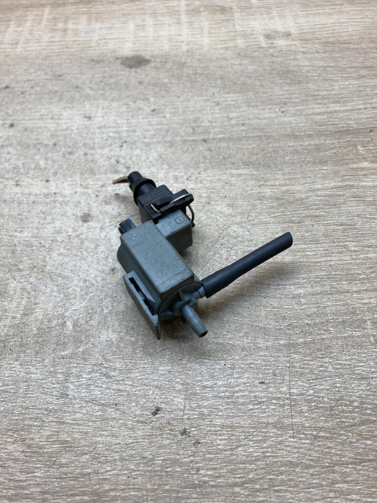 7516376 70012400  Vacuum valve BMW 7 E65 E66