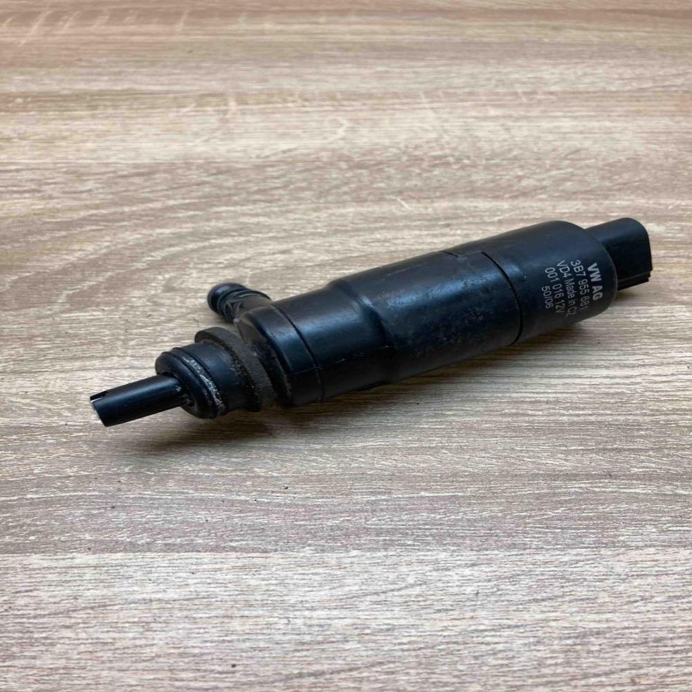 3B7955681  VD4 Headlight washer pump Audi A6 S6 C6 4F