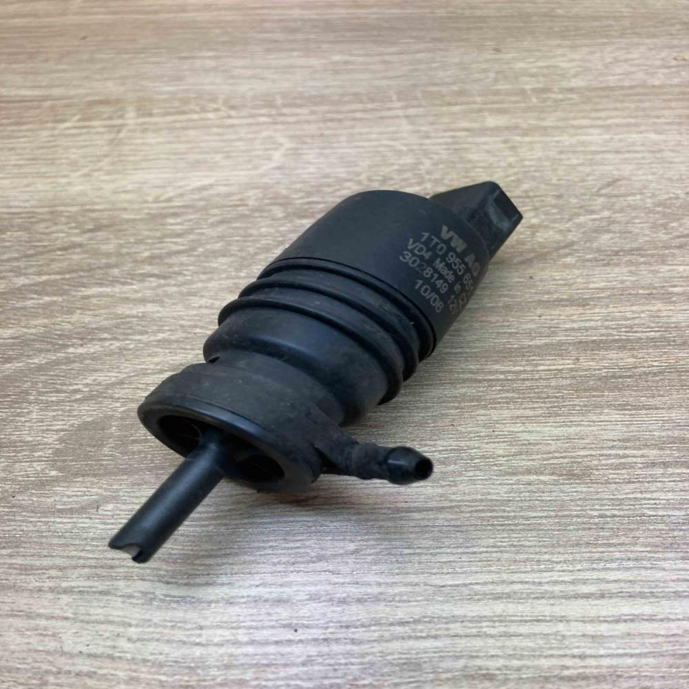 1T0955651   Headlight washer pump Volkswagen PASSAT B5.5