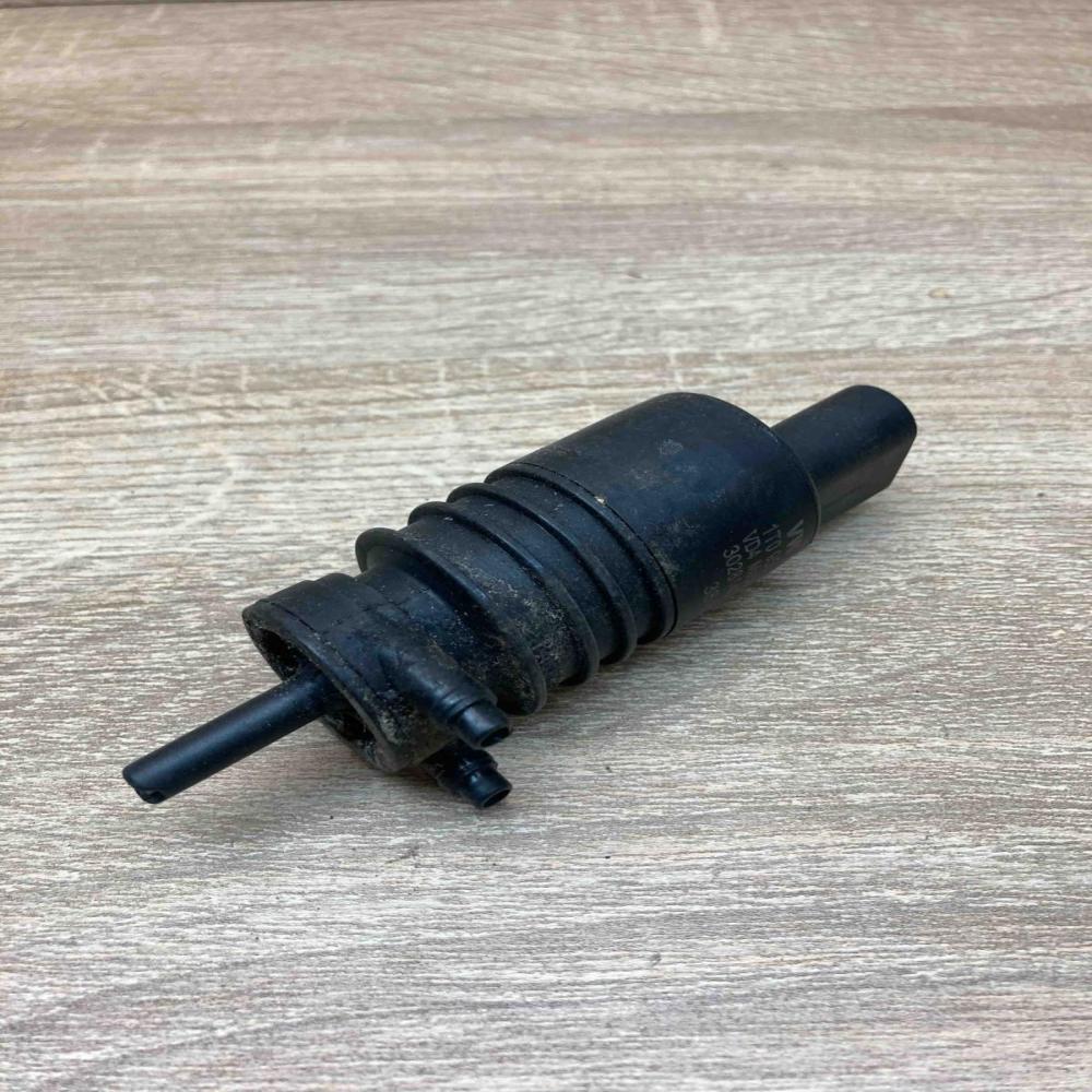 1T0955651A   Headlight washer pump Volkswagen PASSAT B5
