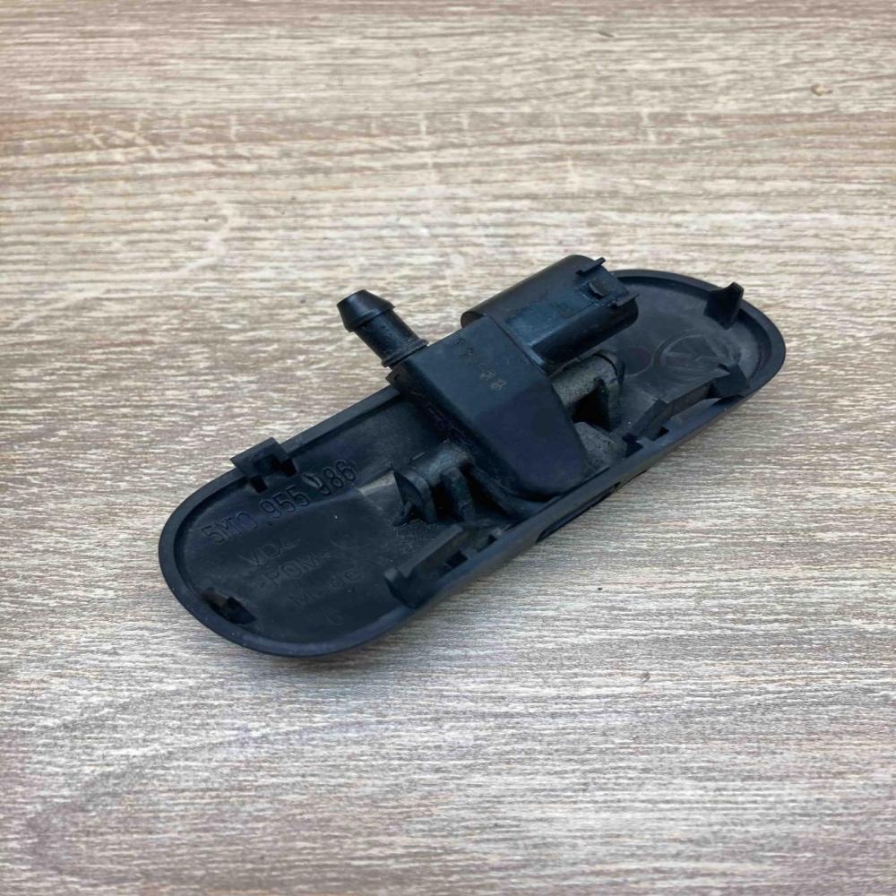 5M0955986   Windshield washer spray nozzle Volkswagen PASSAT B6