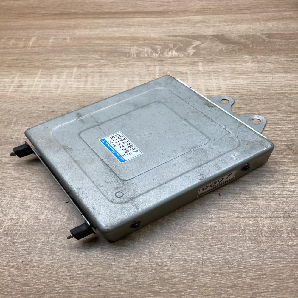 MD329097 E2T63285  Engine control unit/module ECU Mitsubishi Carisma